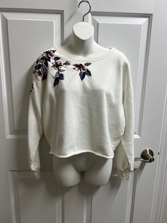 Abercrombie & Fitch Tops - Abercrombie & Fitch sweatshirt women Cream Floral Embroidered Cropped Sweatshirt
